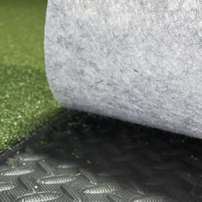 Big Moss Commander Single Level Foundation Sim Green closeup rolled edge black backing green turf.