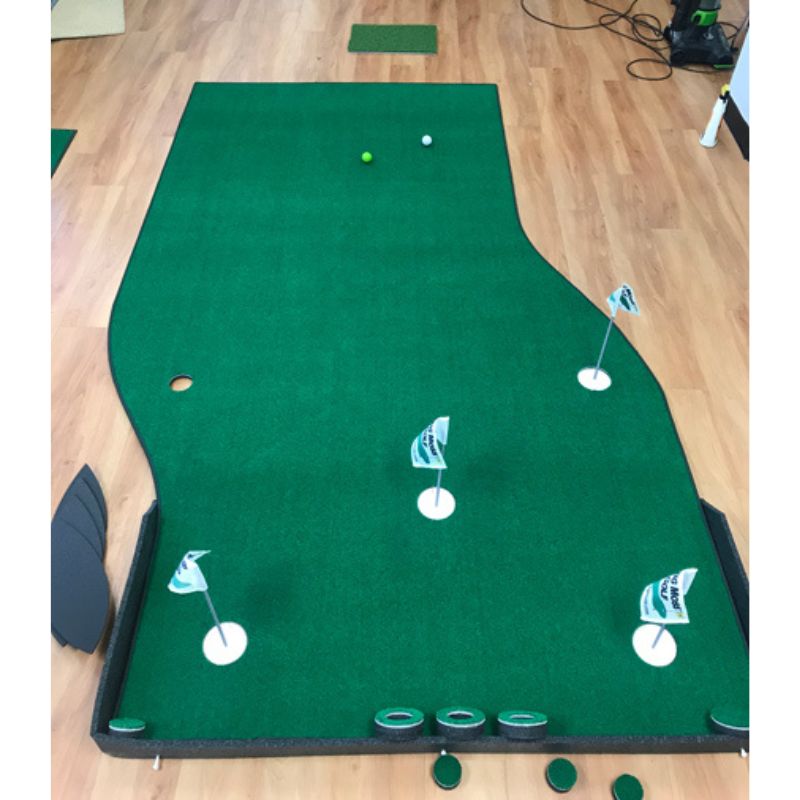 Big Moss Golf The Natural V2 putting green rear view.
