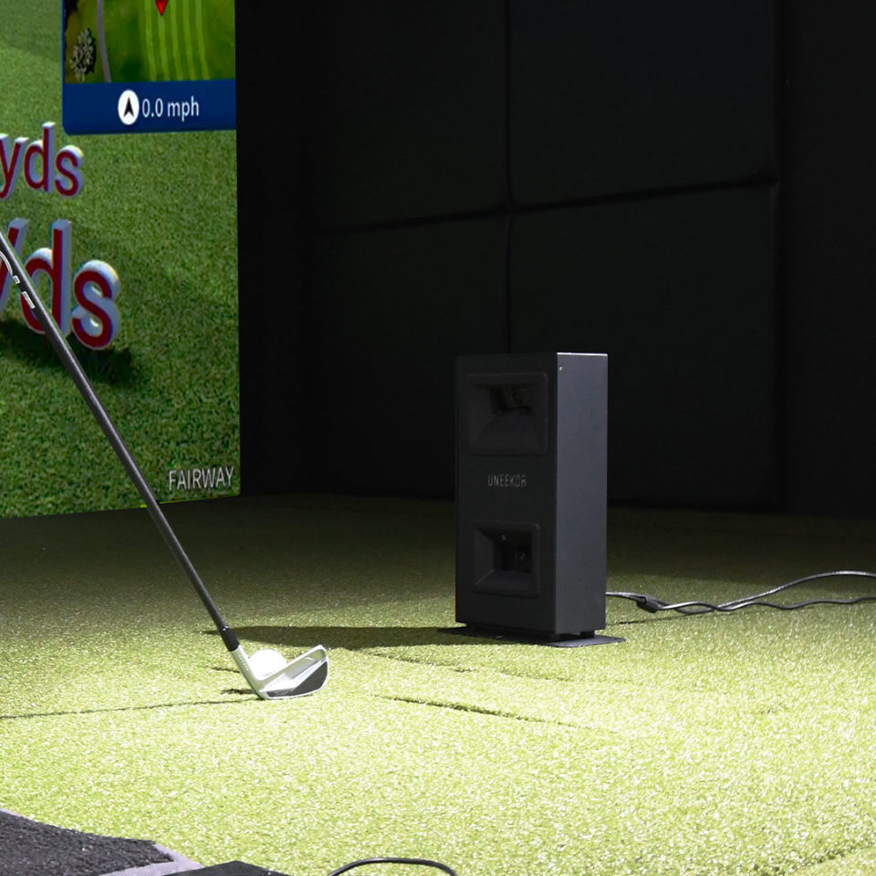Uneekor EYE MINI LITE Launch Monitor with golf club and ball.